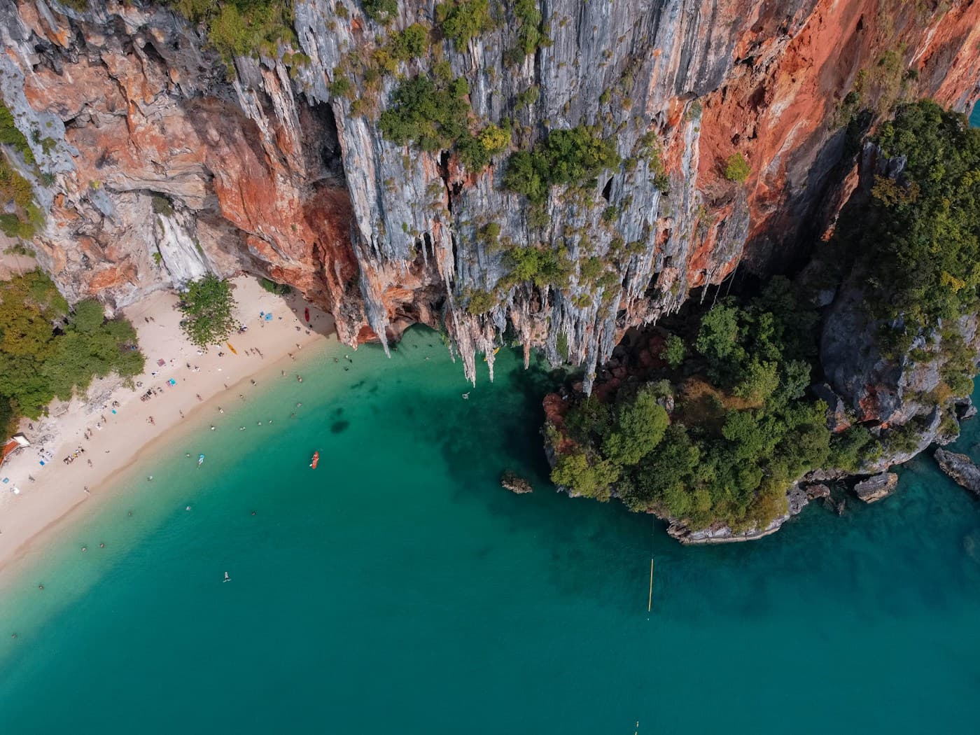 Falaises calcaires et mer turquoise à Railay en Thaïlande